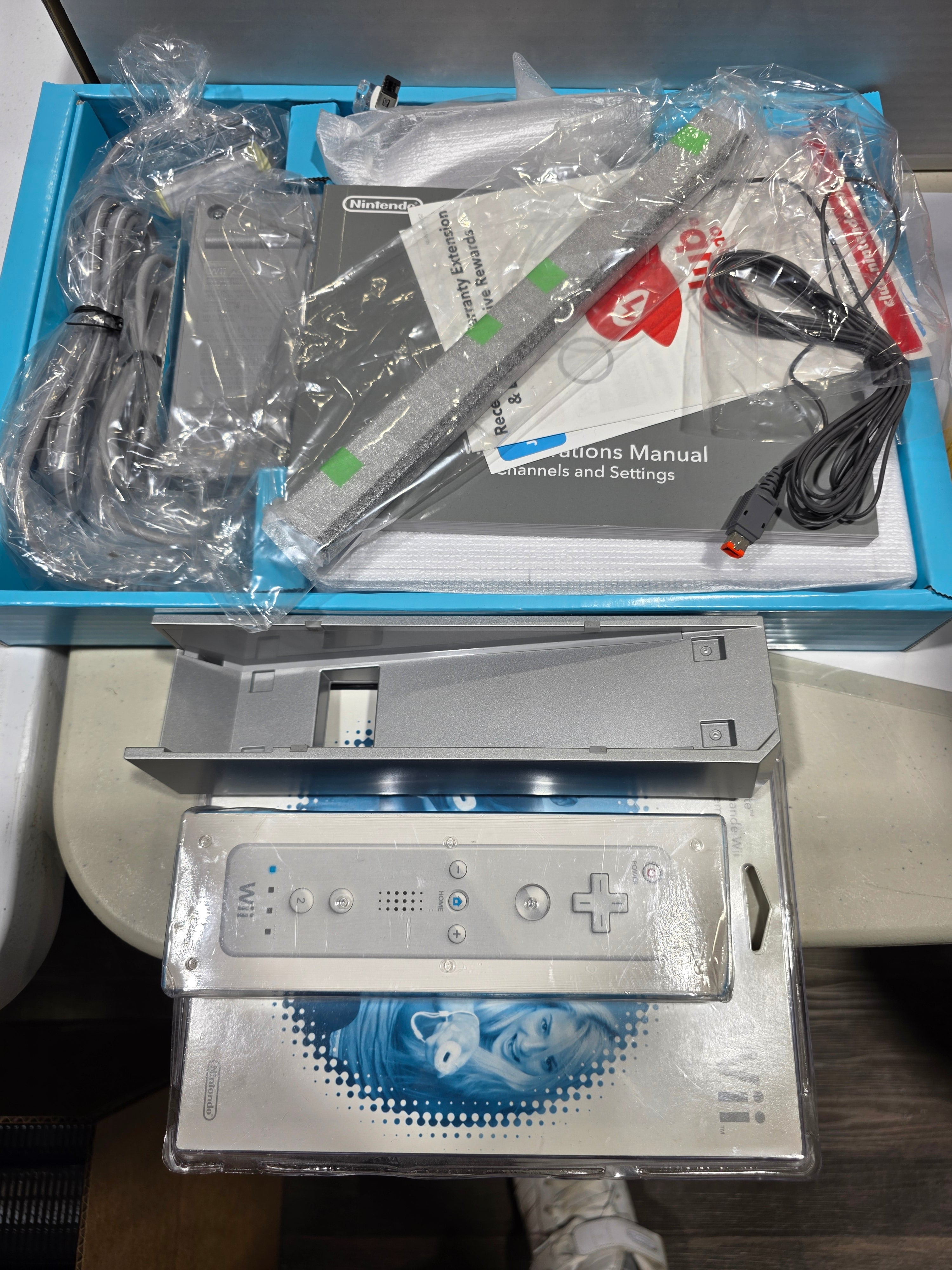 (Brand New) Nintendo Wii White Console Bundle (RVL-001)